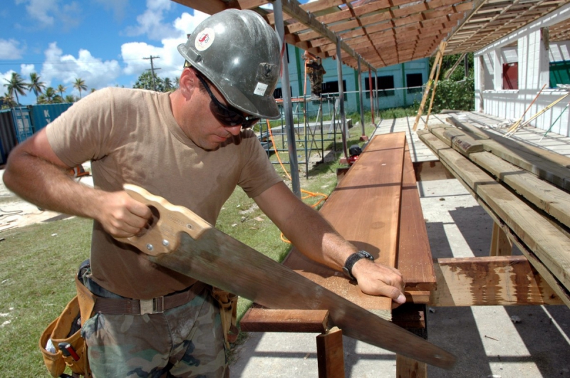 charpentier-BARGEMON-min_worker_construction_building_carpenter_male_job_build_helmet-893290